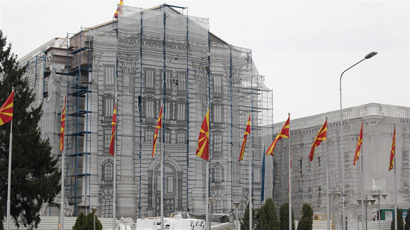 Скопље: Пала граната на зграду владе, нема жртава ни штете