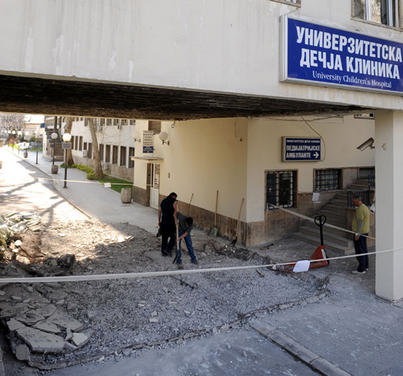 Срушила се бетонска фасада на улазу у Универзитетску дечју клинику у Тиршовој!