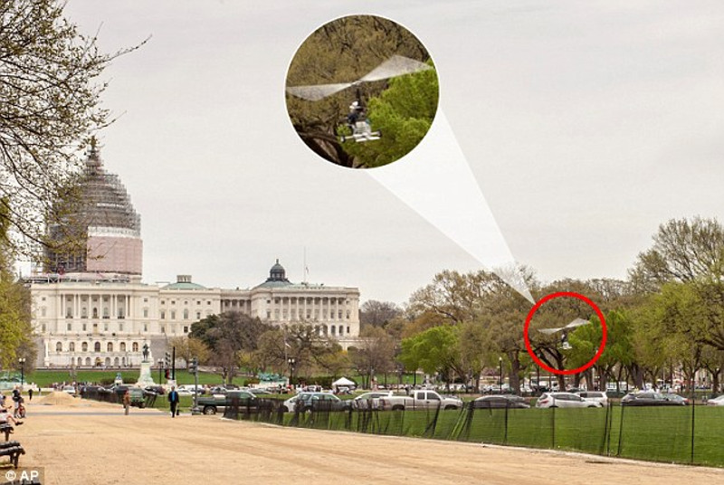 Паника у Вашингтону! Пензионисани поштар од 61 годину извршио хеликоптерски десант у двориште америчког Конгреса (видео)