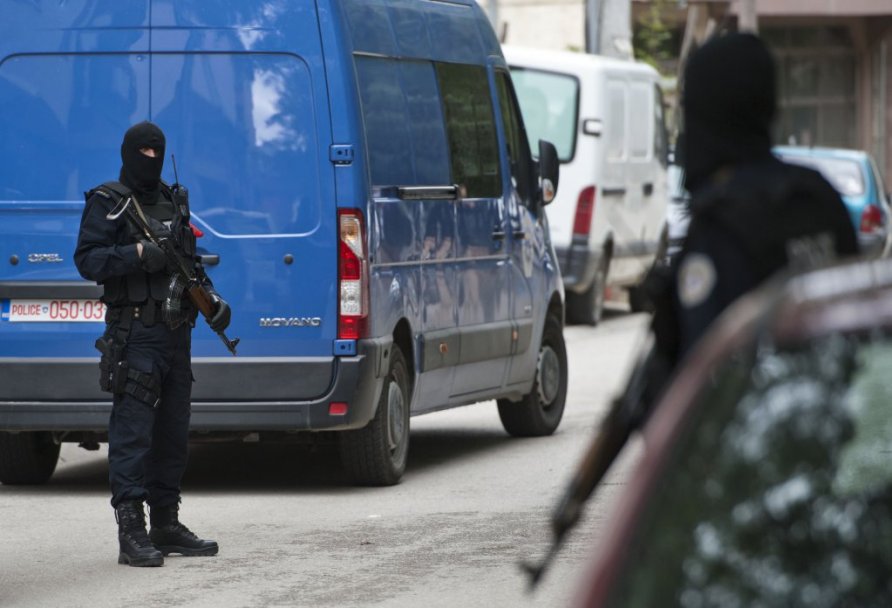 Пуцњава у Косовској Митровици, повређена два Србина, пуцано и на полицијско возило
