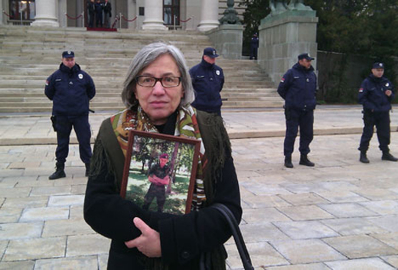 Мајка војника погинулог на караули Кошаре протестовала испред Народне скупштине против НАТО семинара који се одржава у Београду
