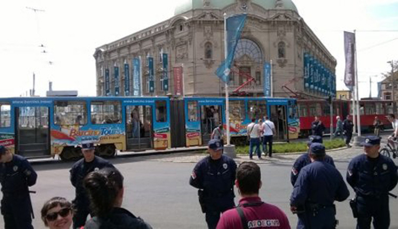 Испред зграде "Геозавода" напредњаци поставили два трамваја како би од Арапа сакрили људе који протестују против "Београда на води"