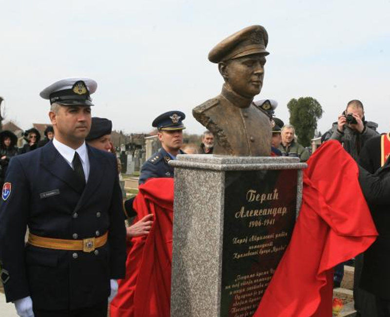 Oткривен споменик хероjу Aприлског рата капетану Берићу