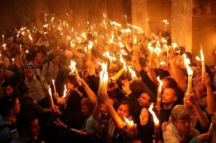 Силазак Благодатног огња у храму Светог Гроба у Јерсалиму (видео)