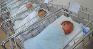 БРАВО ВУЧИЋУ! Србија први пут има испод 62.000 новорођених беба и више од 115.000 умрлих