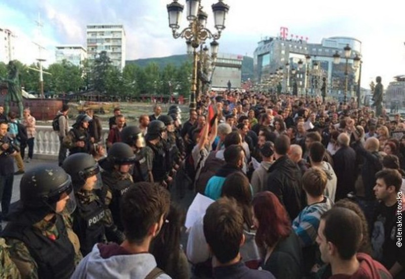 Скопље, кордони полиције усмеравају демонстранте (видео)