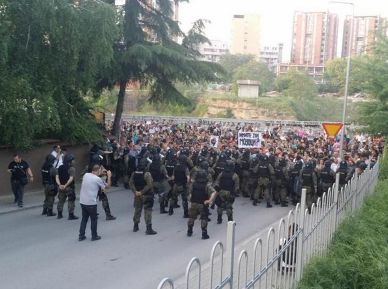 Македонија: Док се македонске службе безбедности боре са терористима у Куманову настављају се антивладини протести у девет градова