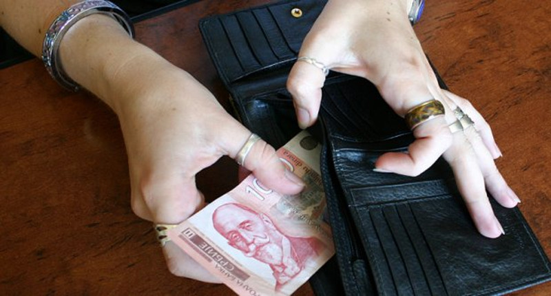 Чак две трећине запослених у Србији прима мању плату од просечне док трећина плата касни!