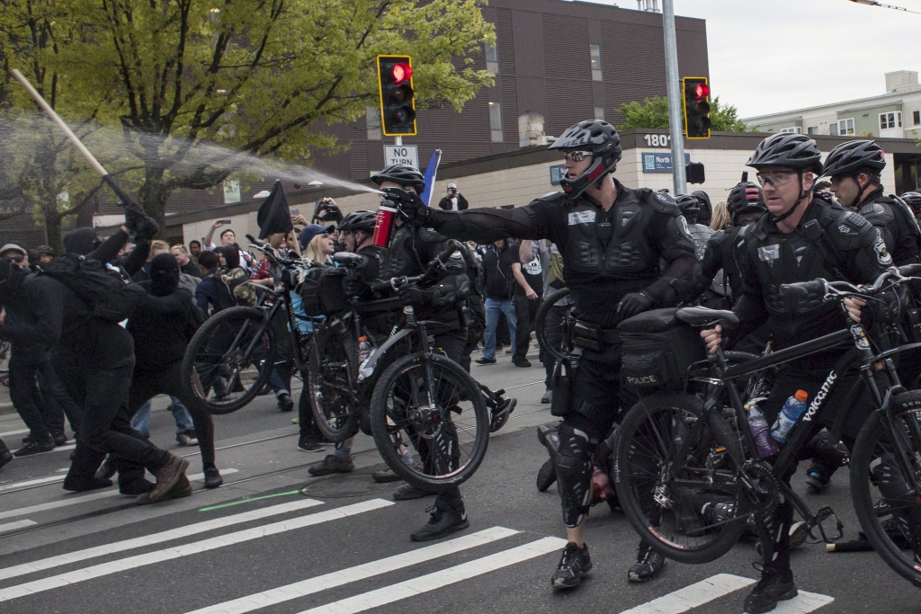Протести, демонстрације и сукоби са полицијом се шире читавом Америком