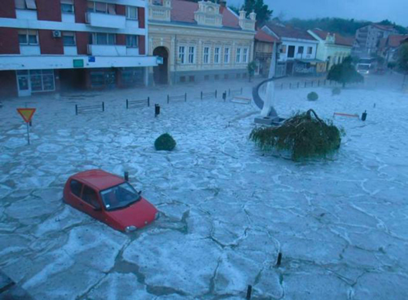На подручју Голупца пала велика количина града и кише, улице су поплављене а саобраћај потпуно обустављен
