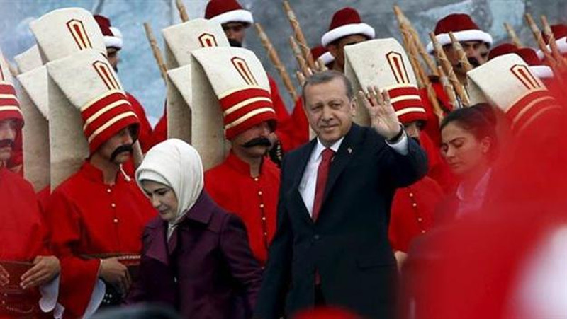 Стотине хиљада Турака прославило пад Цариграда и Византије пре 562 године са огромном турском заставом