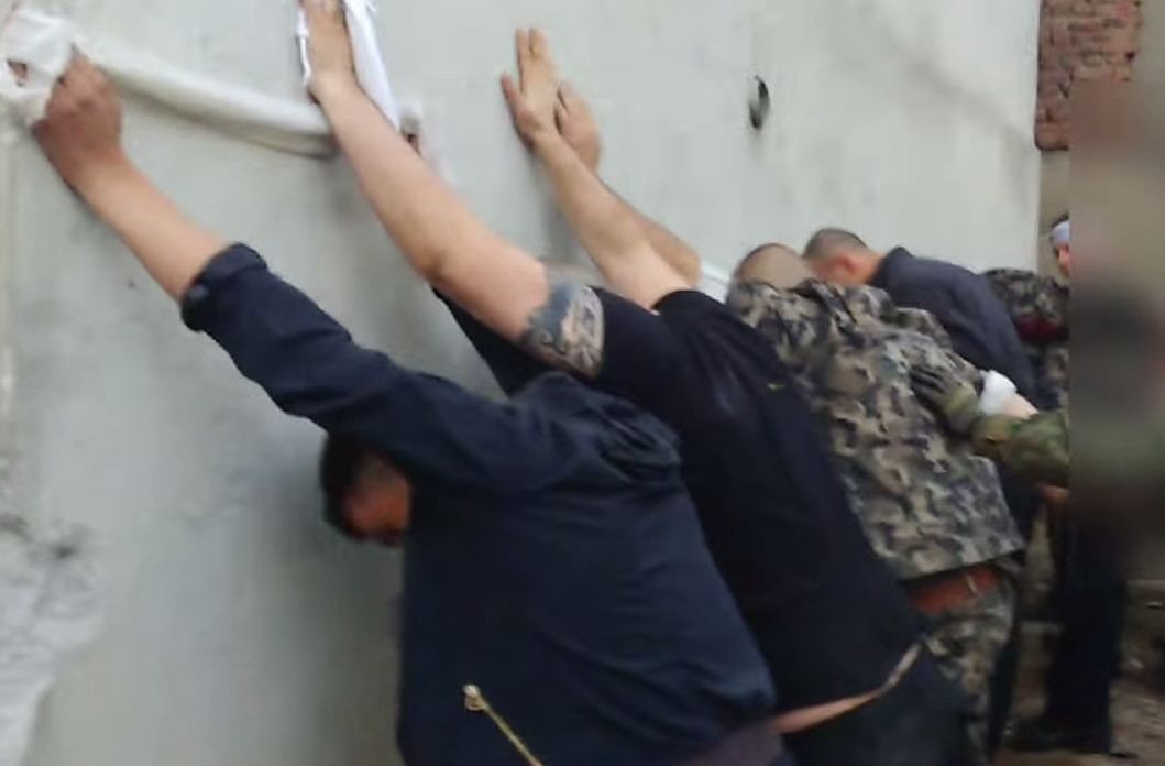Погледајте предају шиптарских терориста македонским снагама безбедности (видео)