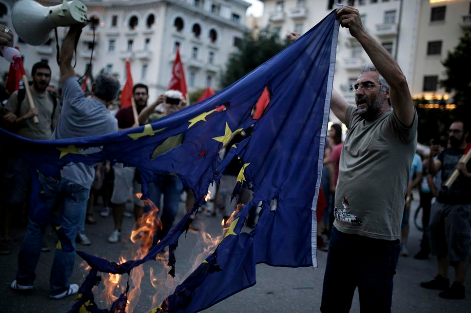 Почиње хаос у Грчкој - рафови и џепови грађана празни
