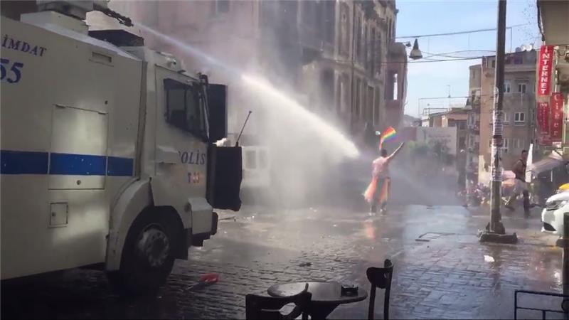 Полиција воденим топовима и сузавцем на учеснике параде содомита у Истанбулу (видео)