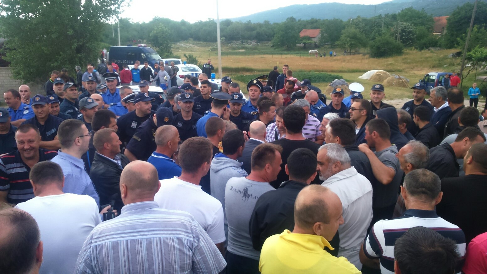Никшић: Рудари Рудника боксита пробијају полицијске блокаде, кренули са механизацијом ка Никшићу
