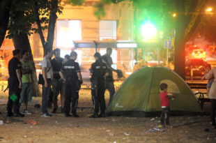 Полицајци уклањали шаторе азилантима из парка код БАС