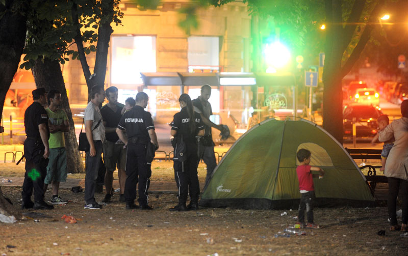 Полицајци уклањали шаторе азилантима из парка код БАС