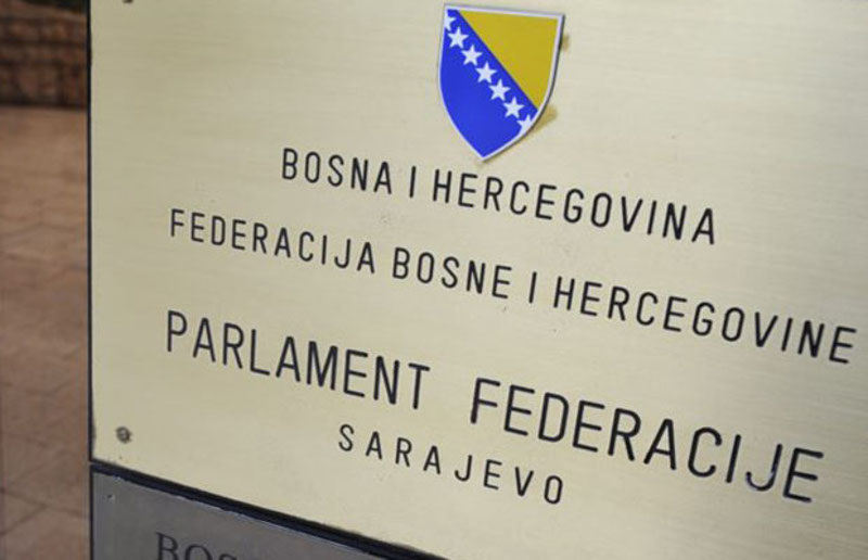 БОСНА И ХЕРЦЕХОВИНА ПРЕД ПУЦАЊЕМ: Српски посланици се повлаче из парламента БиХ у Сарајеву