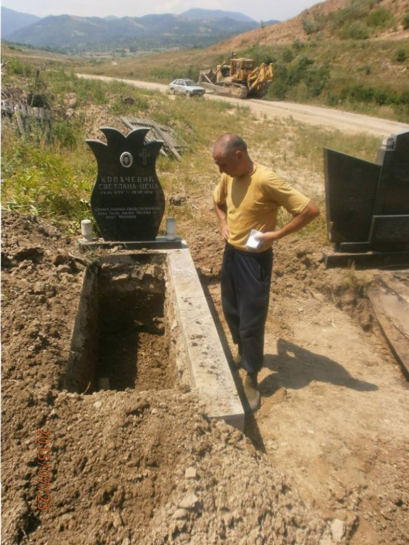Полицијски јуриш државе Србије на гробове предака Милинка Ковачевића (фото)
