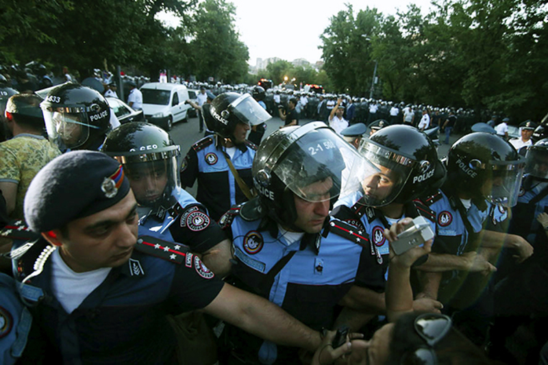 Јерменска полиција растурила барикаду у Јеревану и привела најмање 46 демонстраната