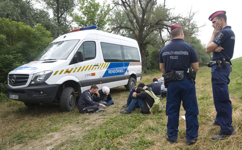 Мађари све оштрији у одбрани државне границе од најезде миграната: Неколико хиљада полицајаца на граници са Србијом!