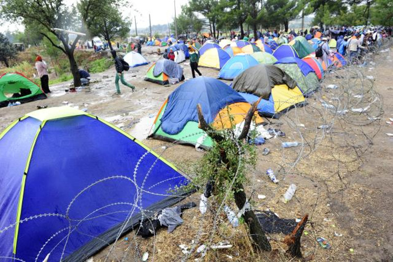 Oко хиљаду миграната пробило кордон полициjе на македонско-грчкој граници