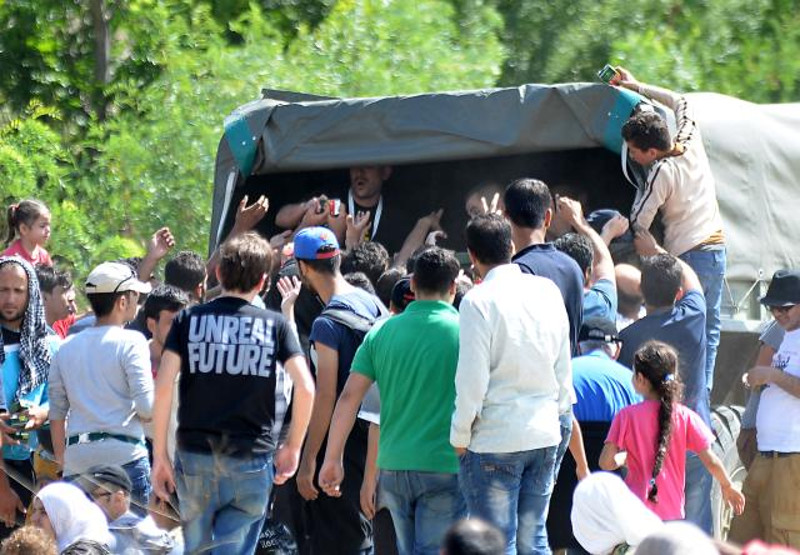 Црвени крст: У Прешево за последња 24 часа из Македоније стигло између 6.000 и 8.000 избеглица пореклом са Блиског истока