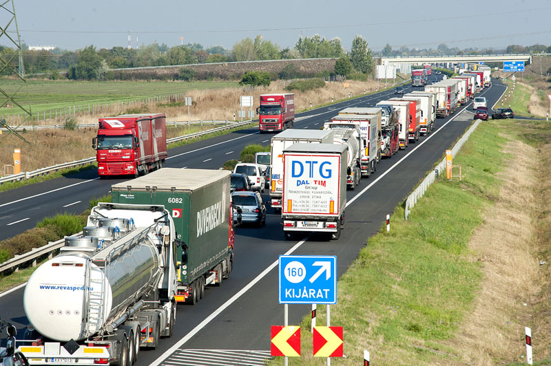 Мађари појачавају контролу железнице и ауто-путева због миграната, према Аустрији колоне дуге по 30км