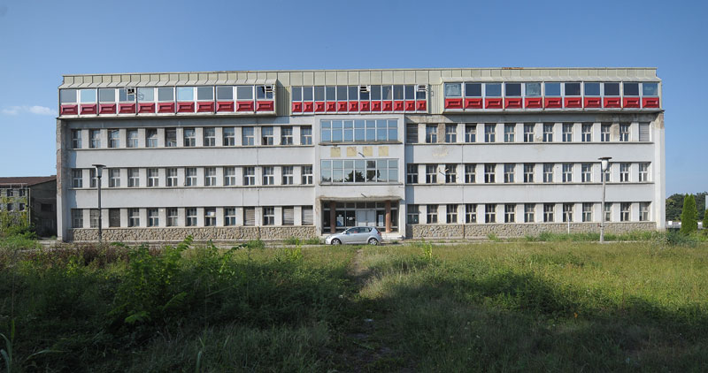 Вучићев режим отвара мигрантски центар у управној згради "Змаја" у близини аутопута Београд - Шид