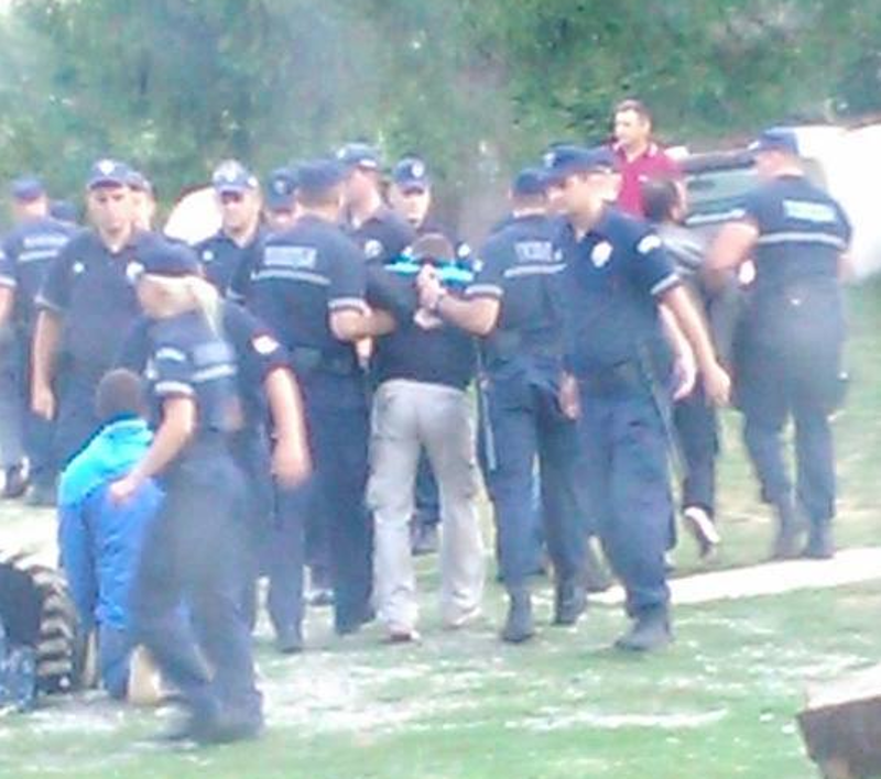 Ово је Вучићева Србија! Полиција развалила врата манастира, стражари, деца и жена похапшени