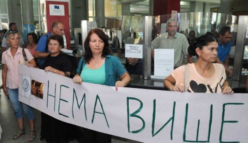 Крагујевац: Запослени у Центру за стрна жита без плата 22 месеца, блокирали шалтер за информације и издавање образаца