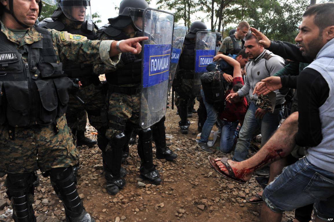 Македонија сузавцем и шок бомбама брани државну границу од огромног прилива миграната из ЕУ (видео)