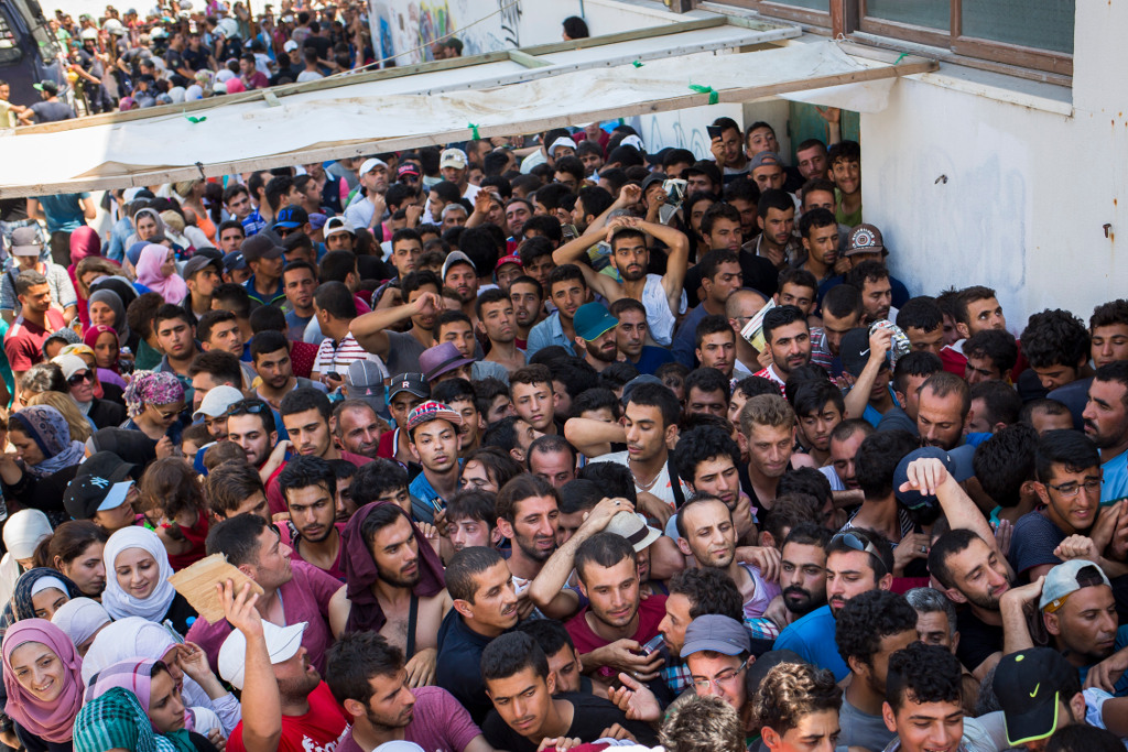 ЦРВЕНИ аларм на Апенинима: 20.000 миграната спремно на ИНВАЗИЈУ италијанске обале