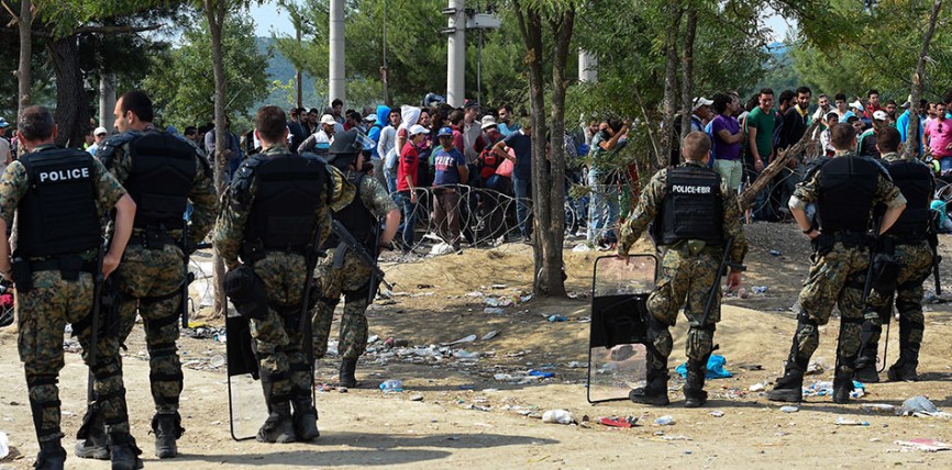 Македонија: Мигрант ножем убо полицајца, македoнски специјалци одговорили сузавцем!