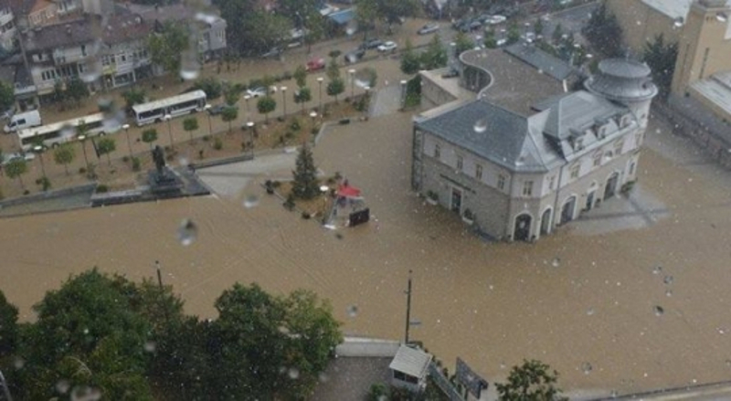 Невреме потопило тзв. шиптарски парламент у Приштини, ОВК терористи засули Тачија флашама уз повике "ЛОПОВИ"