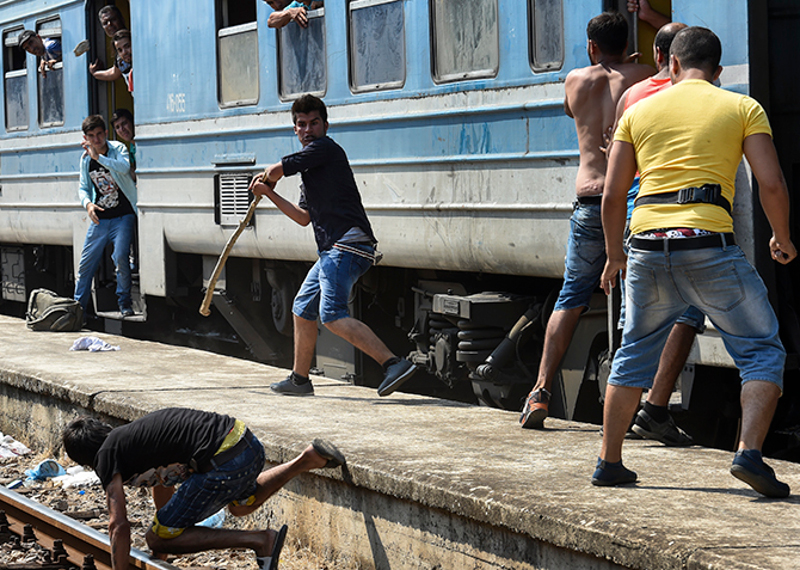 Због миграната проглашена ванредна ситуациjа у Mакедониjи