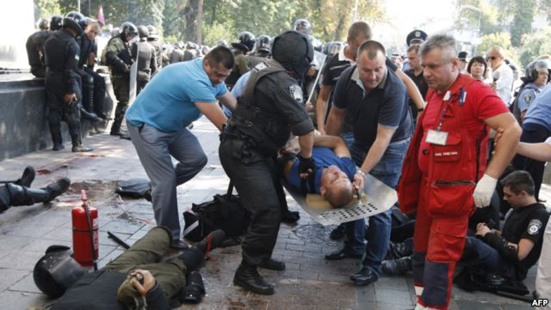 Украјина: У демонстрацијама испред зграде Врховне Раде сукоби - повређено више од 100 особа, има и погинулих
