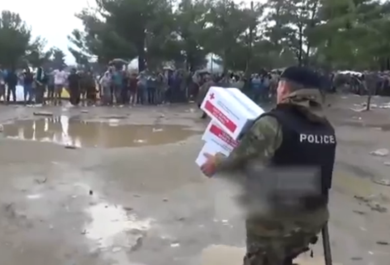 Погледајте како мигранти на македонско-грчкој граници одбијају помоћ за себе и децу јер се на пакетима налази симбол крста! (видео)