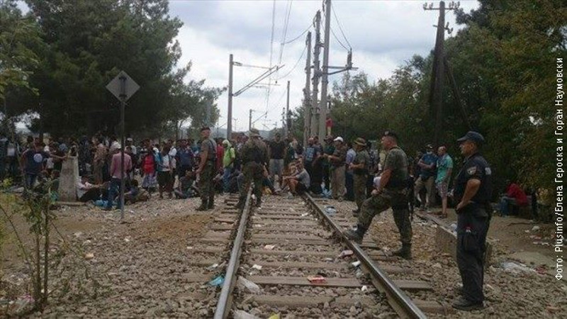 Македонска влада издала наређење војсци и полицији да блокирају границу са Грчком и тако спрече даљи улазак миграната