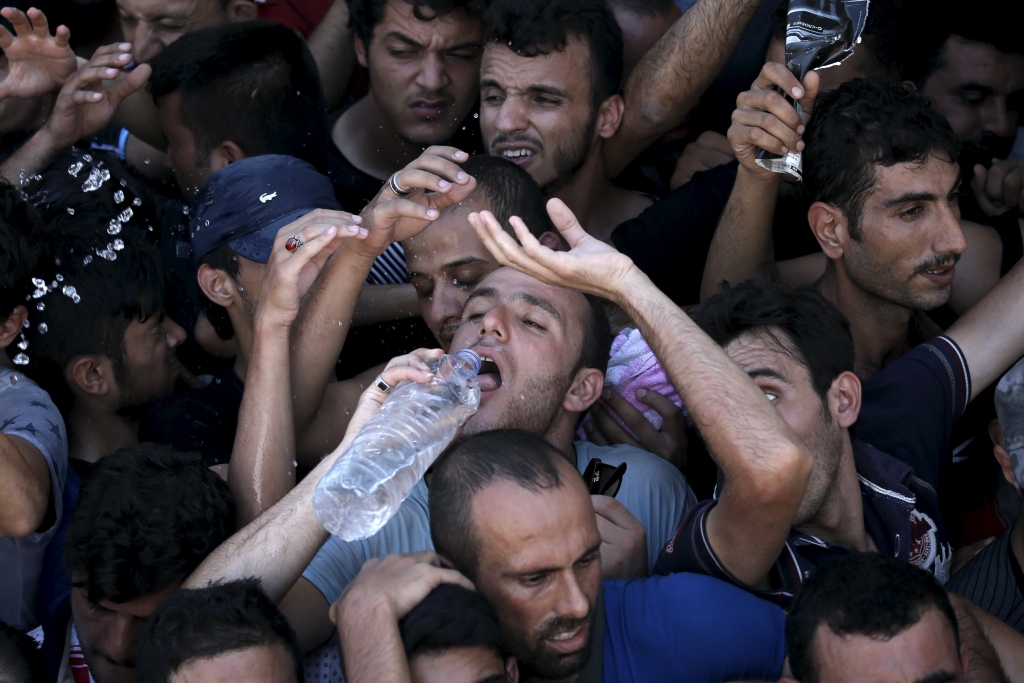 Грци "сакрили" мигранте од туриста: Гладни, жедни и без тоалета затворени на стадиону