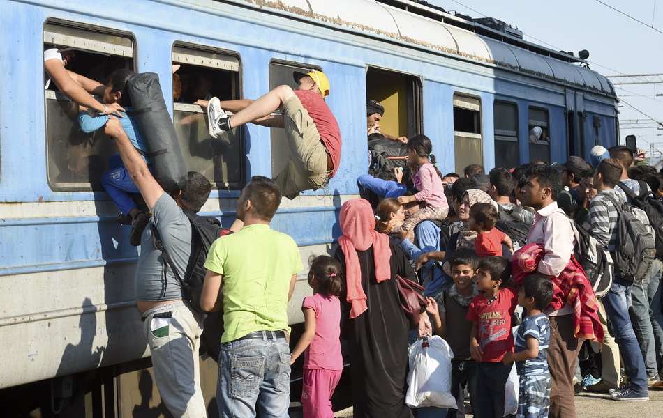 Возови на Ђевђелији пуни миграната са Блиског истока који надиру према Србији