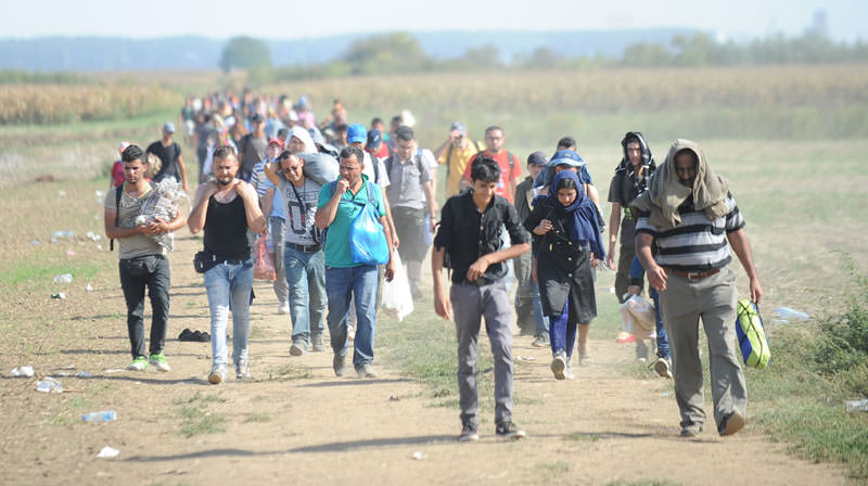 ХАОС У НАЈАВИ! Због Вучићеве криминалне и грамзиве банде у Србији ће остати заглављено на десетине ако не и стотине хиљада миграната