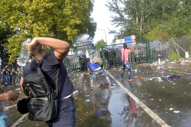 Mађарска позива Србиjу да делуjе против насилних миграната!