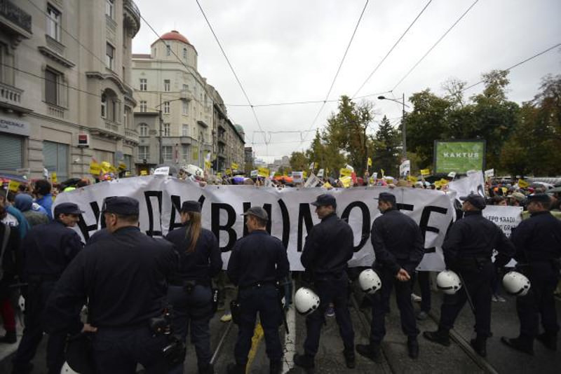 Кордонима полиције на народ који протестује против криминалног пројекта "Београда на води" (фото)