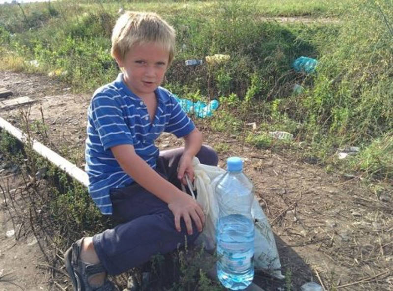 Дечаку који се хранио отпацима хране за избеглице СТИЖЕ ПОМОЋ