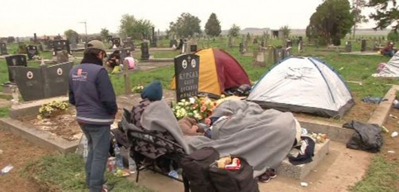 МОРБИДНО! Хрвати од православног гробља у Товарнику направили логор за мигранте (видео)