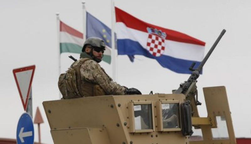 ХАМЕРИ, АУТОМАТСКЕ ПУШКЕ, ПАНЦИРИ Мађарска војска извукла "тешку машинерију" на границу с Хрватском