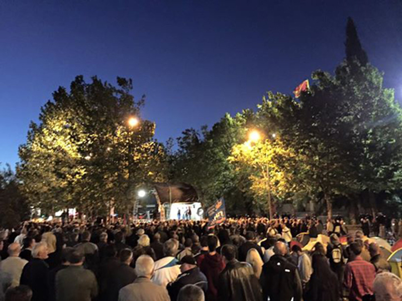 Подгорица: Више хиљада људи четврту ноћ протестује испред Скупштине Црне Горе, поручују - Нема разлаза док не падне Влада