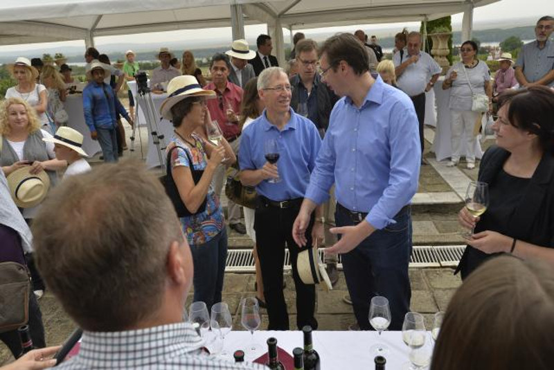 Што си Вучићу данас водио амбасадоре у винограде Обреновића, требао си у Чипуљиће до дединих винограда да их одведеш!
