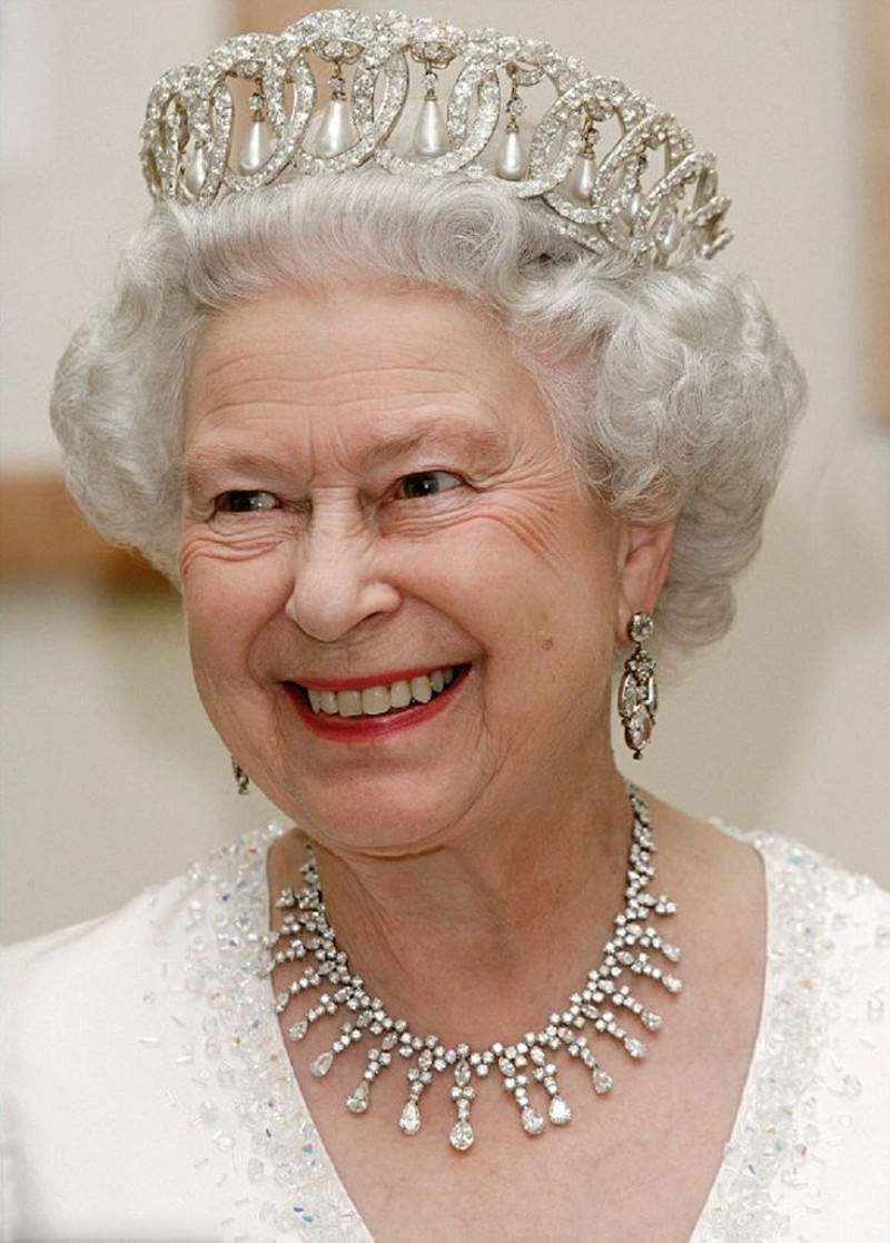 Да ли сте знали да енглеска краљица носи круну украдену од Руса? (фото)